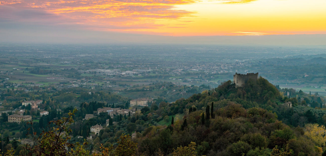 La storica Rocca d'Asolo domina il cuore dei Colli Asolani, culla dell'Asolo Prosecco Superiore DOCG. 